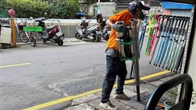 防疫人員周末在桃園大溪老街街邊噴灑藥劑後，引發一波「蟑螂潮」。（圖／翻攝自「廚師漢克-Hank Cheng」臉書）