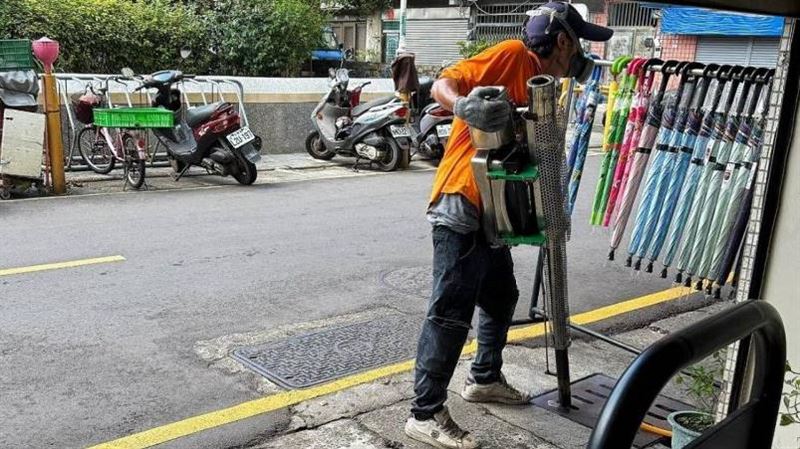 防疫員噴藥掀蟑螂潮　大溪老街遊客嚇尖叫
