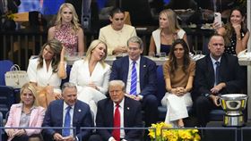 川普應瑞士奢華手錶品牌勞力士（Rolex）邀請出席美國網球公開賽（U.S. Open）男單決賽。（圖／美聯社／達志影像）