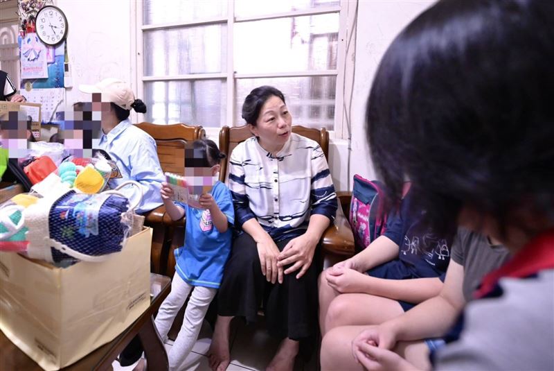 9寶爸腦死將於8日拔管，花蓮縣長徐榛蔚前往探視一家人。（圖／翻攝自徐榛蔚臉書）
