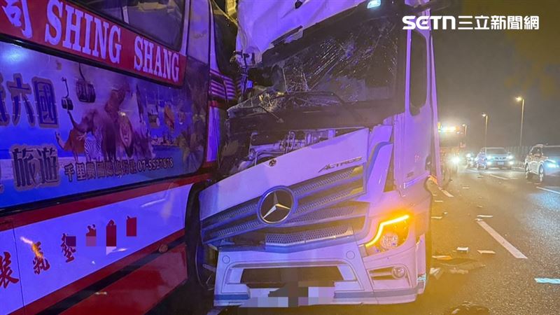 從後方追撞的貨車，車頭右側扭曲變形，嚴重毀損。（圖／翻攝畫面）