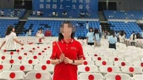 武漢大學開學典禮「白椅紅貼紙」太像日本國旗，中國人玻璃崩潰怒轟。（圖／翻攝自微博）