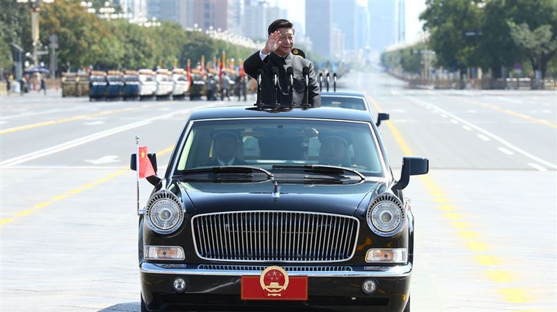 南投某國小教師爆在課堂上播放館長吹捧中國九三閱兵影片。(圖/新華社)