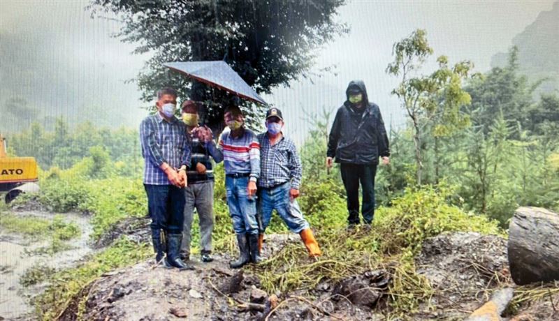 原民偵查佐巴杜（左3）去年逮獲集團越南籍司機（左1），帶到盜伐現場指認。（警局提供）