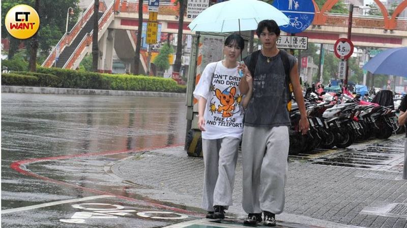 各務孝太牽宋宋穿情侶褲　雨中約會畫面曝