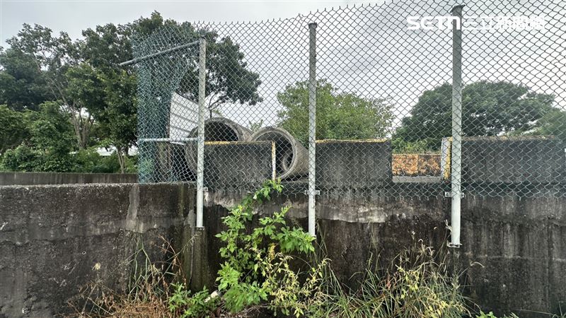 槍手從棄車地點,跨越大排,翻過圍牆高雄大學校內。(圖/記者陳弘逸攝影)