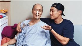 楊祐寧（右）的姐姐發文感嘆弟弟長大了，能帶領整個家度過難關，也每天陪伴照顧父親（左）。（翻攝自楊祐寧姐姐IG）