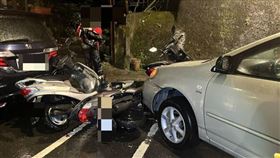 張婦疑因天黑、下雨，導致視線不佳撞7車。（圖／翻攝畫面）