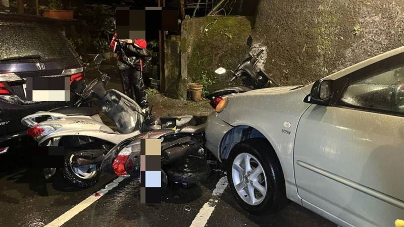 76歲婦開車撞倒路旁7車…自撞疑因曝光