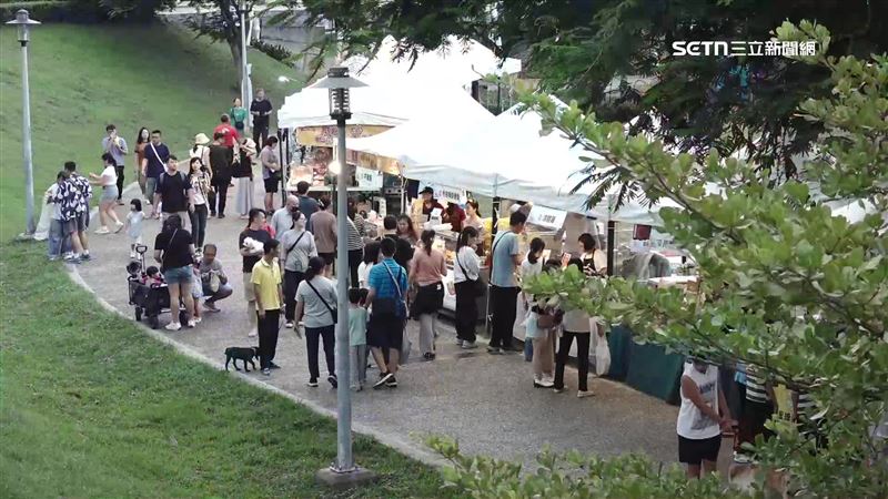 桃園冷飲節平鎮場市集超過六十家攤商，相當熱鬧