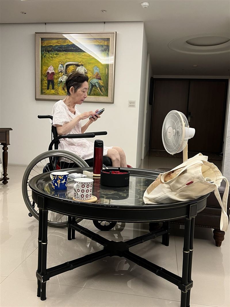 陳致中7日曬出母親吳淑珍照片，看起來氣色不錯，但他坦言是「照騙」親曝隱憂。（圖／翻攝陳致中臉書）