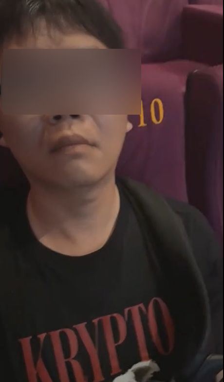 陳姓男子聲稱不滿兩名女子看電影小聲交談又滑手機，才會動手打人。(圖／翻攝畫面)