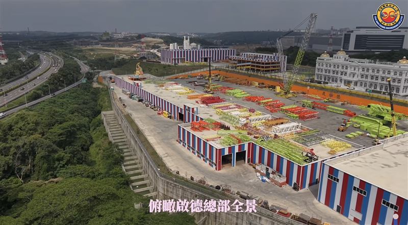 吊車大王、啟德企業董事長胡漢龑分享新總部。（圖／翻攝自啟德機械起重工程-股公司臉書）