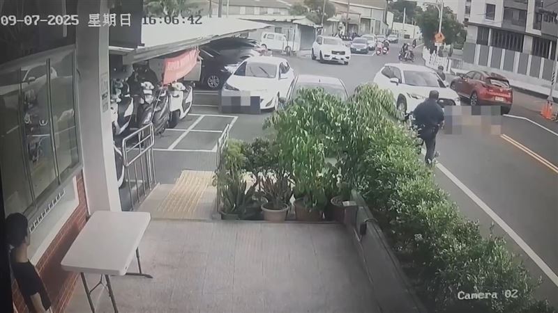 警方上前阻止拍窗行為遭對方逃逸，沒想到卻在過程中遭車輛衝撞。（圖／翻攝畫面）