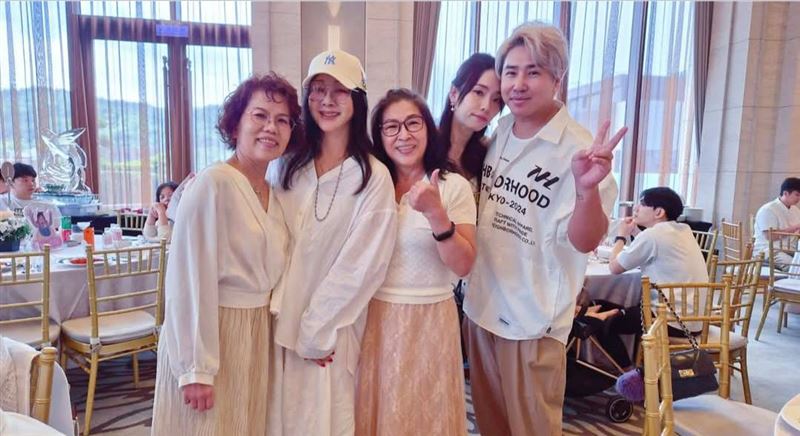 歐漢聲（右起）替女兒辦抓周，老婆甜蜜依偎身邊，陳美鳳也是座上賓。（圖／翻攝自陳美鳳臉書）