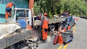 新北新店區新潭路一段，發生車禍事故波及4人受傷送醫。（圖／翻攝畫面）