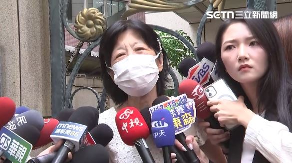 陳佩琪出門幫柯文哲辦保。（圖／翻攝畫面）