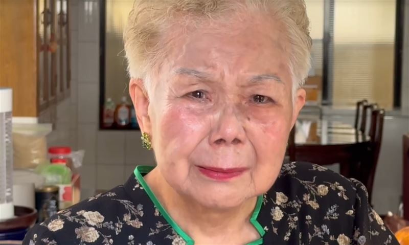 柯媽聽到柯文哲同意交保，忍不住落淚。（圖／翻攝畫面）