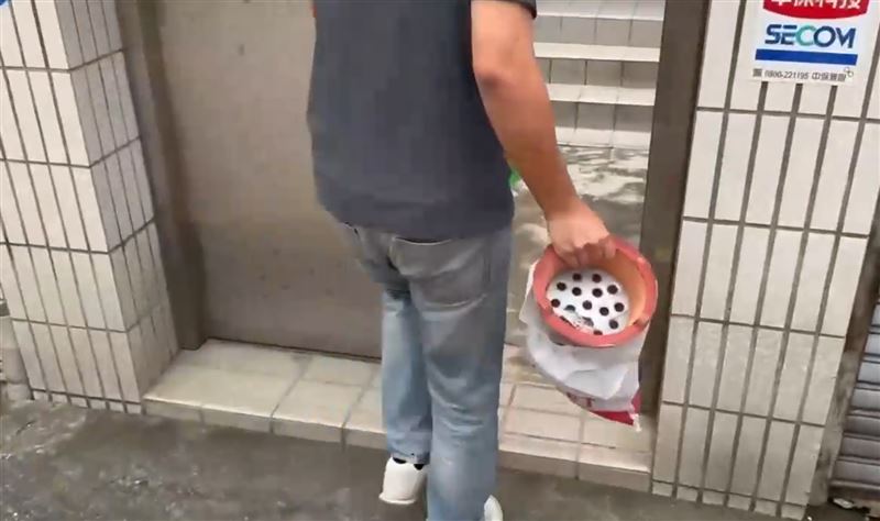一早就有人在柯媽家準備好火爐。（圖／翻攝畫面）