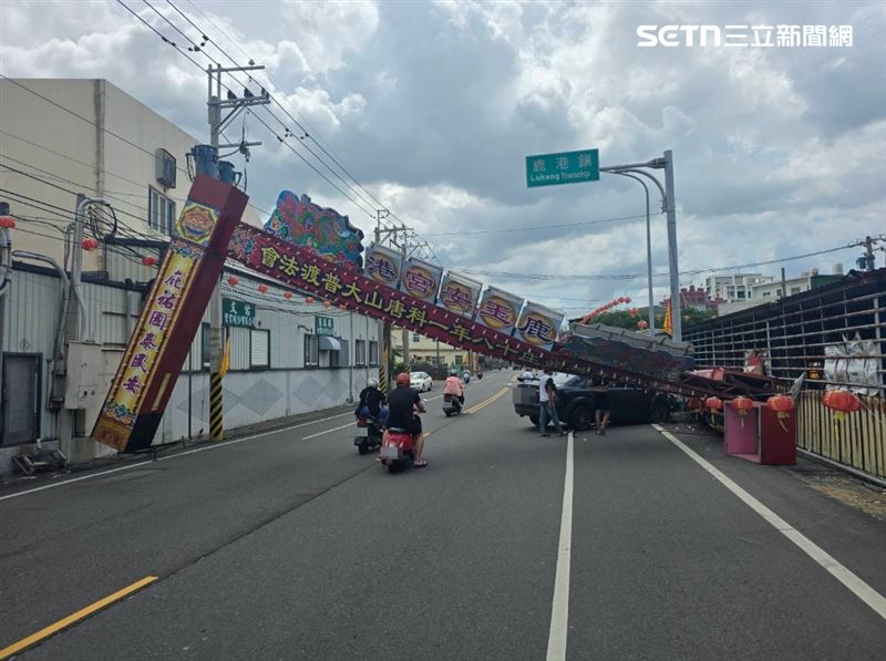 玉安宮牌樓挨撞傾倒占用車道，肇事車輛車頭嚴重受損。（圖／翻攝畫面）