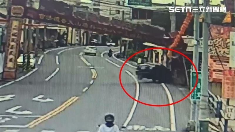 越籍移工阮男駕車衝撞牌樓，牌樓傾倒畫面曝光。（圖／翻攝畫面）