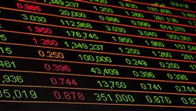 台股上週站穩24,494點，總市值逼近79兆元。生技醫療類股勁揚逾9%，成為市場新亮點；玻璃陶瓷類股則重挫近兩成，強弱分明。半導體與電子零組件依舊是資金核心，成交金額合計占比超過四成，顯示科技族群熱度未減。（示意圖／PIXABAY）