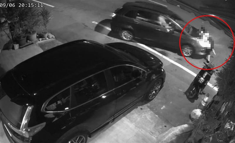 吳姓女子衝出屋外趴在車子引擎蓋，試圖阻止男友離開，沒想到竟遭拖行輾斃。(圖／翻攝畫面)