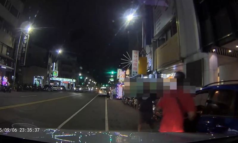 王姓男子犯案後逃往台中，火速在3小時內落網，警方發現車輛底盤還卡著被害人的衣物與毛髮。(圖／翻攝畫面)