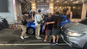 南投，吳姓女友趴引擎蓋，狠心男友，加速離開，輾斃女友，逃逸，3小時落網(圖／翻攝畫面)