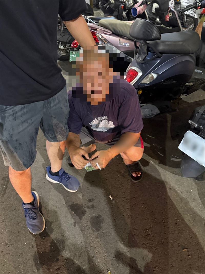王姓男子與女友發生爭吵，竟不顧女友趴在引擎蓋上，狂踩油門加速離開，導致女友被輾斃。(圖／翻攝畫面)