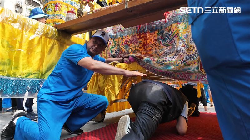 信眾鑽轎底祈福。(圖/寶島神很大)