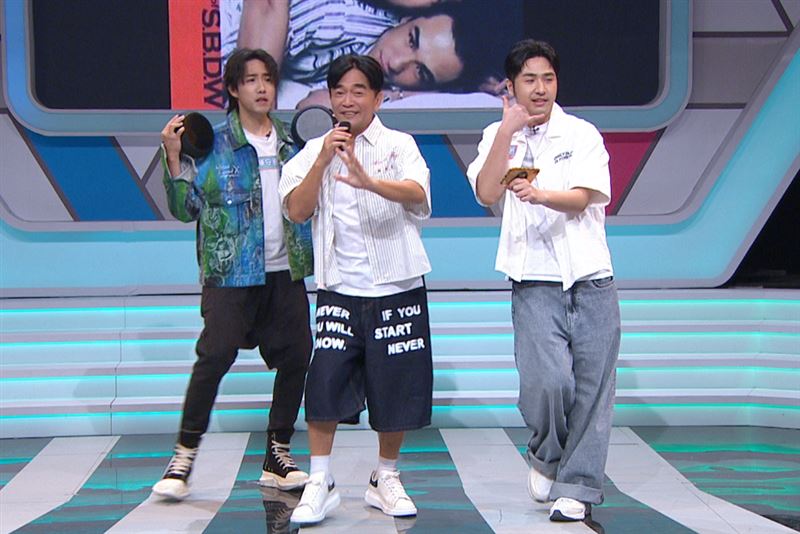 吳宗憲開場帶領鹿希派（右）及陳守恩（左）驚喜獻唱。（圖／年代提供）