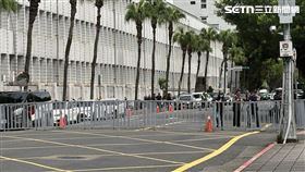 北市警方在北院周遭部署警力圖片描述。（圖／記者楊佩琪攝影） 