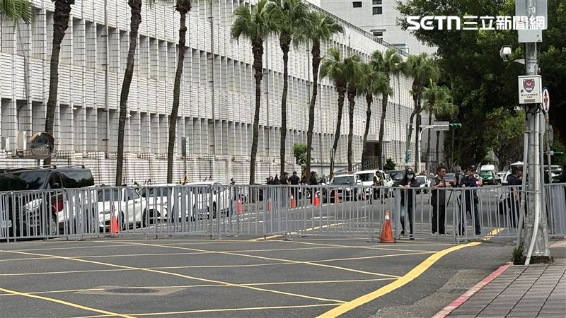 北市警方在北院周遭部署警力圖片描述。（圖／記者楊佩琪攝影）