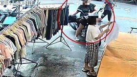 王女5月期間騎車逛市場，順手偷了2件短褲。（圖／翻攝畫面）