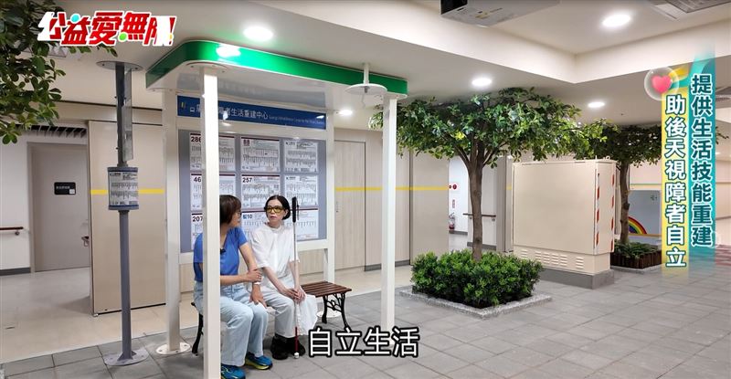 視障者訓練導師教導後天失明的郭惟元如何搭乘公車、自立生活