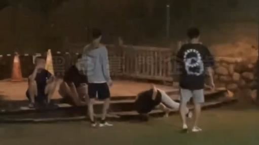 台中男偷吃好友未婚妻被抓包，「頭腳拱橋」道歉畫面曝光。（圖／翻攝黑色豪門企業）
