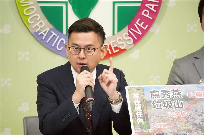 民進黨今(8)日由發言人吳崢、卓冠廷召開「盧秀燕執政7年留爛攤 34萬噸垃圾山冠全台」記者會。（圖／民進黨提供）