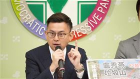 民進黨今(8)日由發言人吳崢、卓冠廷召開「盧秀燕執政7年留爛攤 34萬噸垃圾山冠全台」記者會。（圖／民進黨提供）