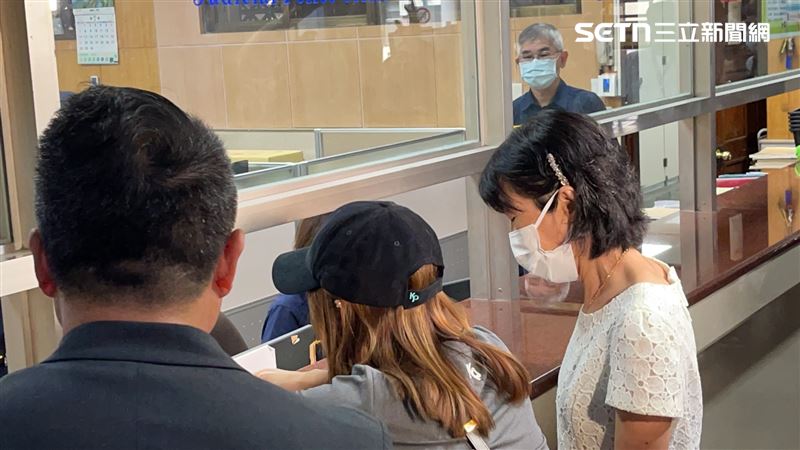 柯文哲妻子陳佩琪抵達北院繳交2千萬元保金的收據。（圖／記者楊忠翰攝影）