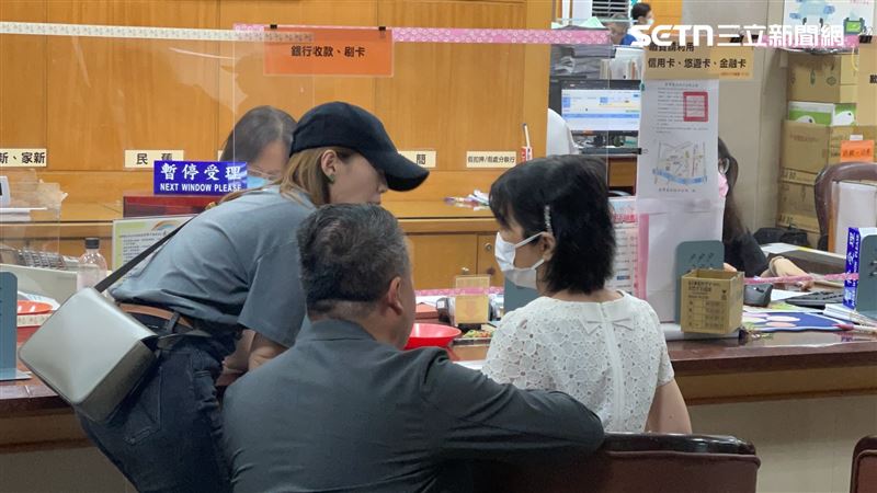 柯文哲妻子陳佩琪抵達北院繳交2千萬元保金的收據。（圖／記者楊忠翰攝影）