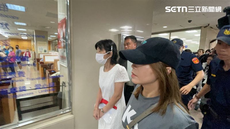 柯文哲妻子陳佩琪抵達北院繳交2千萬元保金的收據。（圖／記者楊忠翰攝影）