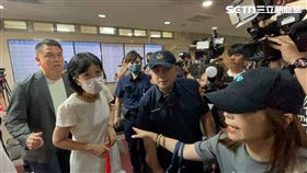 柯文哲妻子陳佩琪抵達北院繳交2千萬元保金的收據。（圖／記者楊忠翰攝影）