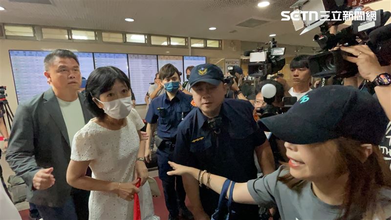柯文哲妻子陳佩琪抵達北院繳交2千萬元保金的收據。（圖／記者楊忠翰攝影）