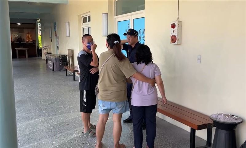 家屬見到死者被殘忍拖行導致右腿幾乎全斷，悲痛大罵兇手太過殘忍。(圖／翻攝畫面)