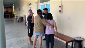 32歲女遭男友，趴引擎蓋，殘忍拖行輾斃，家屬淚控「腿磨到見骨」，第二任丈夫聞死訊崩潰，(圖／翻攝畫面)