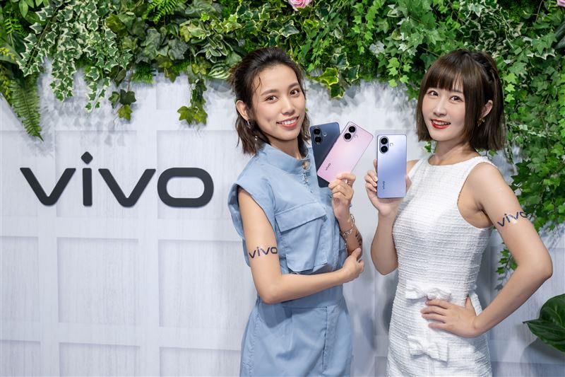 V60 Lite推出「元氣粉」、「鈦霧藍」及「曜夜黑」三款全新配色，將於9月23日起在全台各大通路正式開賣。（圖／品牌業者提供）