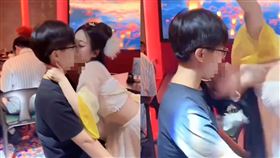 餐酒館內中國舞孃嗨跳，「貼男顧客、對嘴餵糖」遭檢舉。（圖／翻攝自微博）