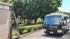 柯文哲由囚車押運準備前往台北地院。（圖／記者莊淇鈞攝影）