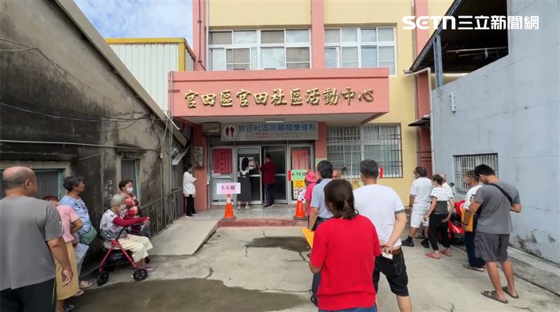 里民不到9點就在官田區公所前排隊，領取1400元回饋金。（圖／翻攝畫面）